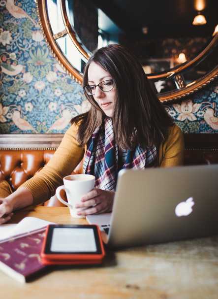 Sophie Playle working at a cafe